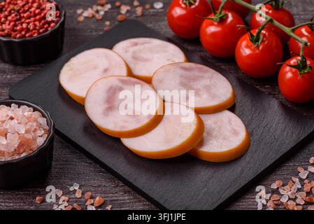 Gekochte Hähnchenwurst für Sandwiches und Antipasto zum Abendessen. Wurstscheiben als Lebensmittelhintergrund für Ihr Design Stockfoto
