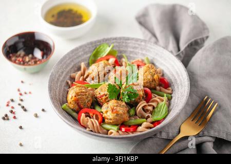 Veganes Essen. Gemüsebällchen und Buchweizennudeln mit Gemüse in einer Schüssel auf dem Tisch. Stockfoto