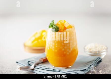 Mango-Sago-Cremedessert in einem Glas auf weißem Hintergrund Stockfoto