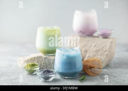 Verschiedene gesunde vegane Getränke Matcha Latte in Gläsern Stockfoto