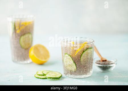 Chia-Samenwasser mit Zitronen- und Gurkenscheiben in Trinkgasen auf Holztisch. Trinken Sie für eine gesunde Ernährung Stockfoto
