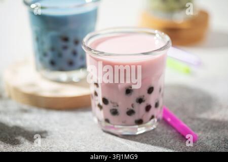 Verschiedene gesunde vegane Getränke Matcha Latte mit Boba oder Tapioka Perlen in Gläsern. Bubble Tea-Konzept Stockfoto