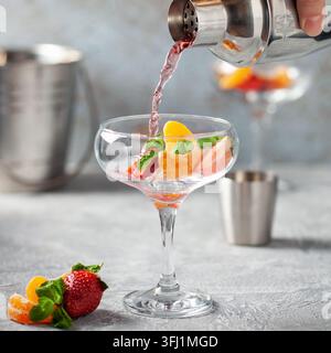 Hausgemachte Rotweinsangria mit Orange, Apfel, Erdbeere und Eis im Glas Stockfoto