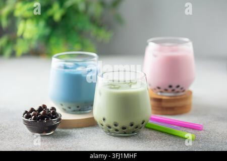 Verschiedene gesunde vegane Getränke Matcha Latte mit Boba oder Tapioka Perlen in Gläsern. Bubble Tea-Konzept Stockfoto