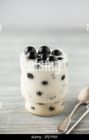 Teegelee mit Milch im Glas. Nachtisch nach dem Abendessen Stockfoto