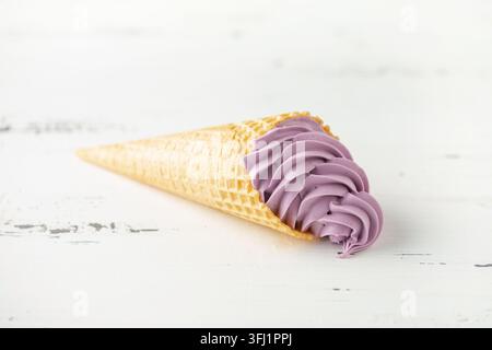 Vanillebeere weiches Eis in einem Waffelkegel auf weißem Hintergrund Stockfoto