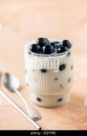 Teegelee mit Milch im Glas. Nachtisch nach dem Abendessen Stockfoto