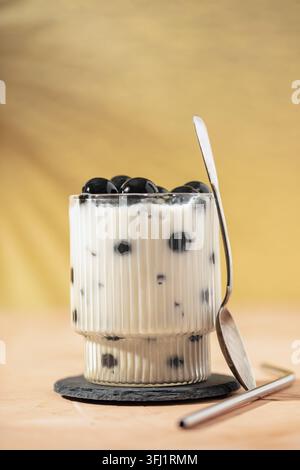 Teegelee mit Milch im Glas. Nachtisch nach dem Abendessen Stockfoto