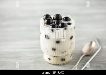 Teegelee mit Milch im Glas. Nachtisch nach dem Abendessen Stockfoto