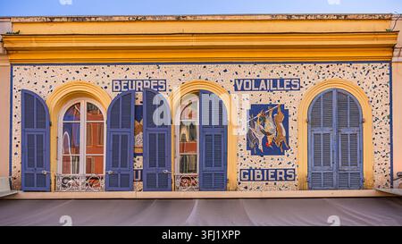 Die malerische und farbenfrohe Fassade eines Gebäudes in Nizza Stockfoto