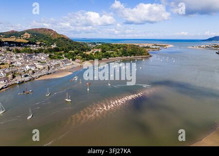 Luftaufnahme der Conwy-Mündung und der Stadt in Nordwales, Segelboote, die bei Ebbe festgemacht sind, mit freigelegten Sandbänken entlang des Flusskanals Stockfoto