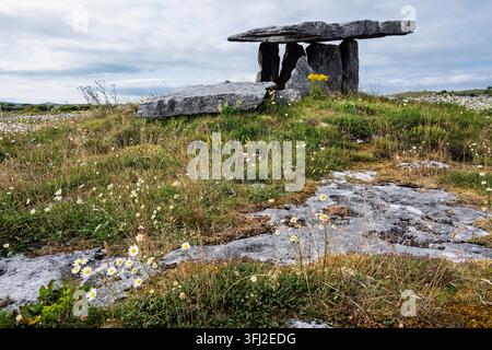 Poulnabrone-Dolmen – ein neolithisches Portalgräber im Burren, County Clare, Irland Stockfoto