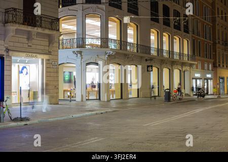 Apple Store, Bologna, Emilia-Romagna, Italien – 17. September 2026. Nachtansicht des Apple Store-Gebäudes, das digitale Produkte verkauft und auch Stockfoto