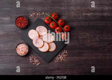 Gekochte Hähnchenwurst für Sandwiches und Antipasto zum Abendessen. Wurstscheiben als Lebensmittelhintergrund für Ihr Design Stockfoto