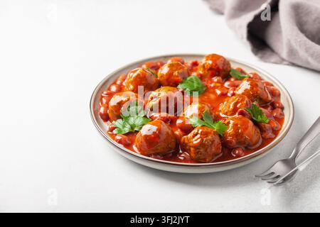 Gemüsebällchen in Tomatensauce mit Bohnen. Stockfoto