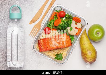 Lachsfilets mit Bulgur und Gemüse im Behälter. Diäternährung. Draufsicht Stockfoto