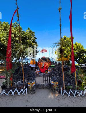 Kleiner Schrein-Tempel am Sanur-Strand auf Bali, Indonesien, der mit traditionellen balinesischen Zeremonieelementen in der Nähe der Küste geschmückt ist, 19. April 2026. Stockfoto