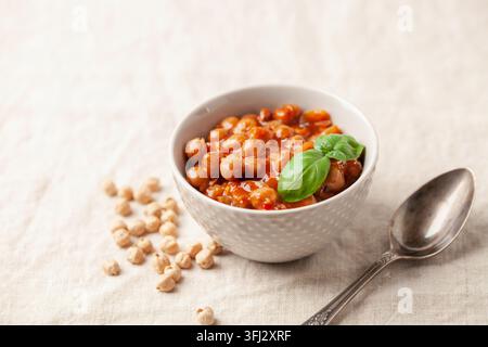 Pikante gekochte Kichererbsen in einer Sauce mit Pfeffer und Pflaumen. Vegetarisches oder veganes Essen. Stockfoto