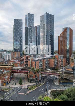 Stadtansicht von Manchester mit dem Deansgate-Bahnhof und den Hochhaus-Wohn­türmen des Deansgate Square im Zentrum von Manchester, England. Stockfoto