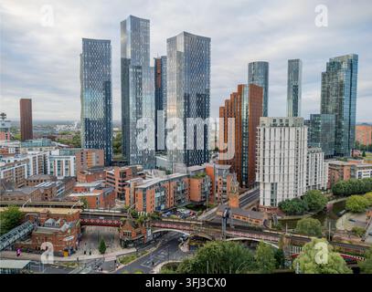 Deansgate-Bahnhof mit den modernen Wolkenkratzern des Deansgate Square im Hintergrund im Stadtzentrum von Manchester, England. Stockfoto
