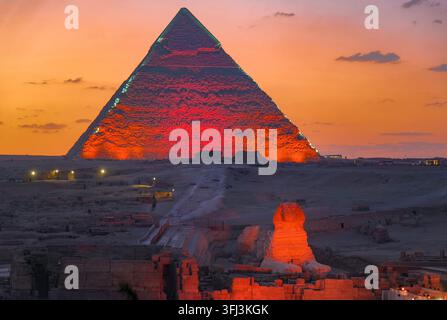 Die große Sphinx und Pyramide beleuchtet bei Sonnenuntergang, Giza bei Kairo, Ägypten Stockfoto