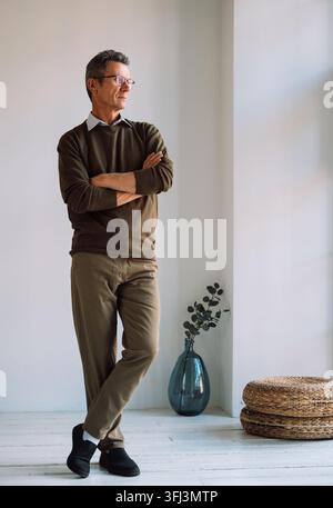 Porträt eines älteren Mannes zu Hause. Glücklicher, lächelnder 60-jähriger älterer Senior-Mann-Porträt Stockfoto