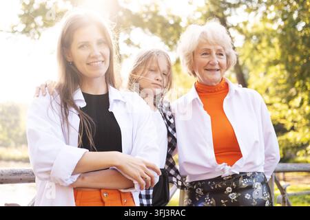 Lebensstil- und Menschenkonzept. Großmutter mit Enkelin und Mutter im Herbstpark. Stockfoto