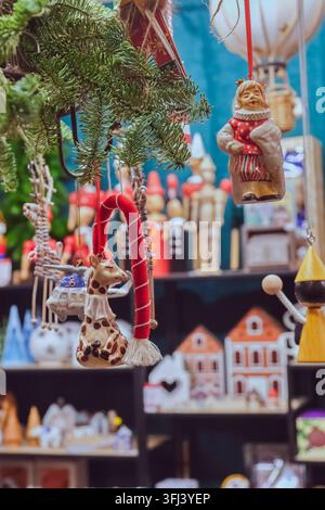 Handgemachte Weihnachtsschmuckstücke hängen an einer Tanne in einer festlichen Feiertagsausstellung, weihnachtliche Einkaufsstimmung. Stockfoto