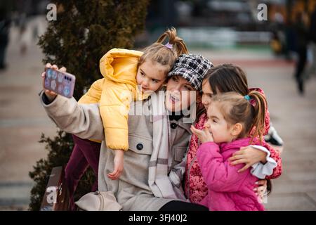 Glückliche Familie macht Selfie beim Stadtbummel Stockfoto