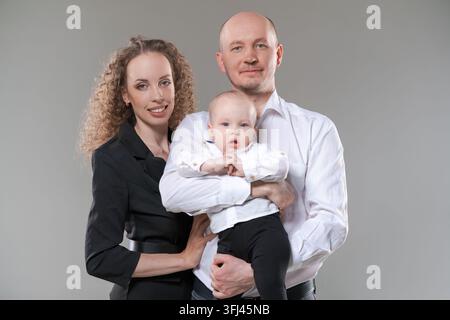 Familienporträt von Eltern, die ihren Babyjungen halten Stockfoto