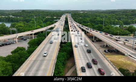 Verkehr in Austin, Texas. Blick auf die Autobahn, der zurückzuziehen ist und schnelle Autos und Lastwagen auf der Autobahn zeigt. Stockfoto