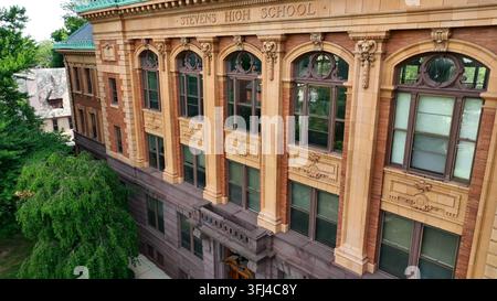Aufsteigende Luftaufnahme eines Privatschulgebäudes aus der viktorianischen Ära. Historische Schule, erbaut Anfang des 20. Jahrhunderts mit schönem Äußeren, Lancaster, Pennsylvania. Stockfoto
