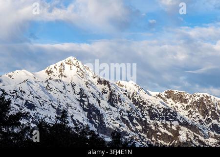 friedliche himalayische Landschaft mit schneebedeckten Bergen und blauem Himmel Stockfoto