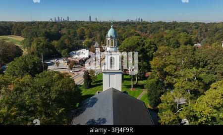 Christliche Kirche an der Emory University. Atlanta Skyline in der Ferne. Luftaufnahme an einem sonnigen Tag, Georgia. Stockfoto