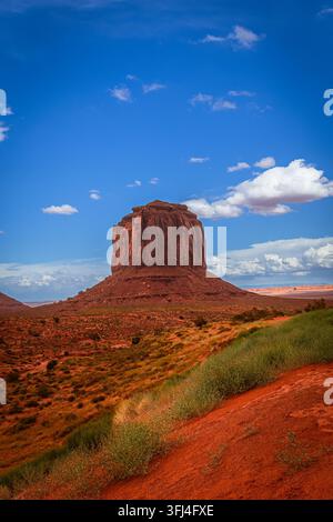Eine vertikale, hochwinklige Landschaftsfotografie der berühmten Sandsteinformation Merrick Butte im Monument Valley Navajo Tribal Park. Der massive rote Roc Stockfoto