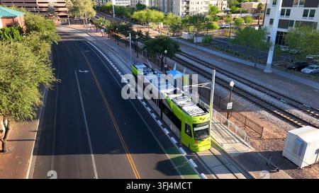 Öffentlicher Nahverkehrszug in Tempe. Luftaufnahme, Arizona. Stockfoto