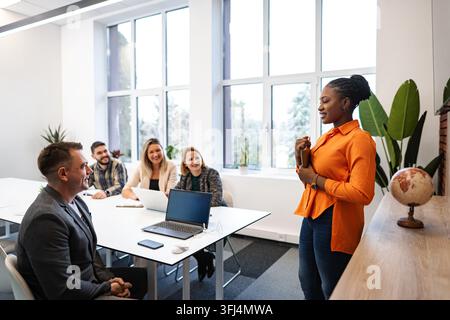 Verschiedenes Geschäftsteam hat eine Besprechung und Präsentation im Büro Stockfoto