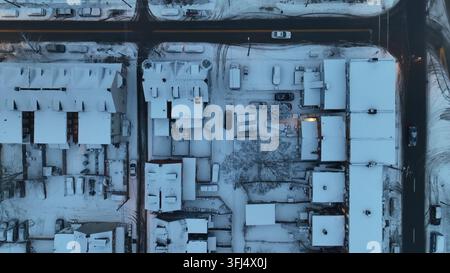 Vogelperspektive einer schneebedeckten Nachbarschaft. Luftaufnahme des Winters in einer Wohngegend in den USA, Lancaster, Pennsylvania. Stockfoto