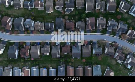 Luftaufnahme von Einfamilienhäusern in einem Vorort einer amerikanischen Stadt. Dicht besiedeltes Viertel bei goldenem Sonnenuntergang, Rapho Township, Pennsylvania. Stockfoto