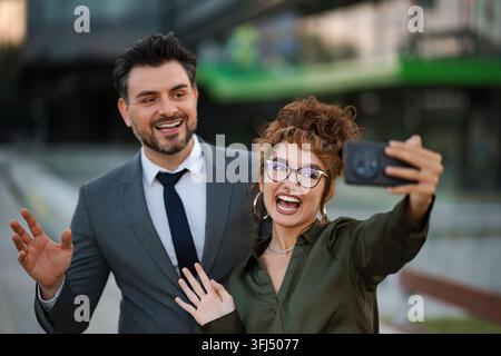 Geschäftskollegen genießen einen Stadturlaub und machen ein glückliches Selfie Stockfoto