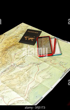 Reiseplanung mit Karte, Pass und Smartphone Stockfoto