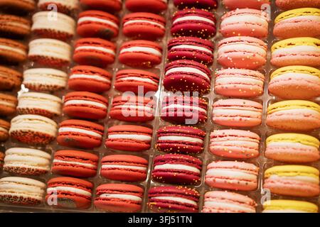 Bunte französische Macarons in einer Konditorei-Vitrine Stockfoto