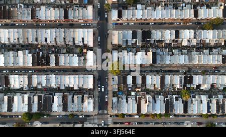 Dachblick auf eine städtische Stadt in den USA. Amerikanische Innenstadt mit Reihenhäusern und Wohnhäusern in einem dicht besiedelten Wohngebiet, Philadelphia, Pennsylvania Stockfoto