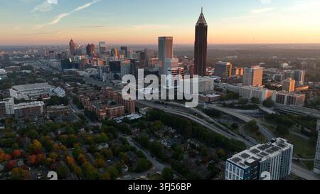 Atlanta Georgia Innenstadt und Midtown bei Sonnenuntergang. Luftaufnahme von Häusern und Wolkenkratzern. Luft-Bestimmungsshot. Stockfoto