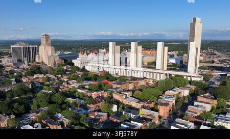 Albany, New York im Sommer. Luftbild, Weitwinkelaufnahme. Wohngebiet mit Reihenhäusern und Reihenhäusern. Innenstadt mit dem Alfred E. Smith State Office Building und Empi Stockfoto