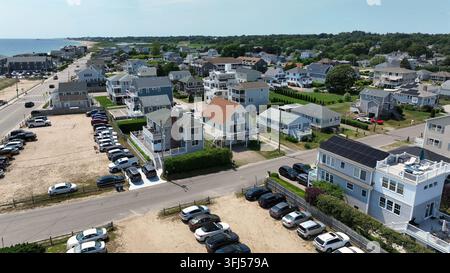 Parkplatz am Strand Misquamicut in Rhode Island an einem sonnigen Tag. Luftaufnahme. Strandhäuser in Amerika, Westerly. Stockfoto