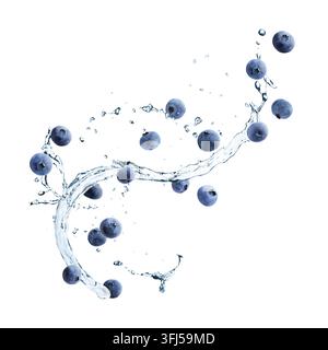 Frische Blaubeeren und Wasserspritzer in der Luft vor weißem Hintergrund Stockfoto
