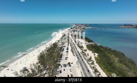 Verkehr auf der Straße am Strand von Bradenton an einem sonnigen Tag. Blaues und türkisfarbenes Wasser in Florida, USA. Luftaufnahme in weiter Perspektive. Stockfoto