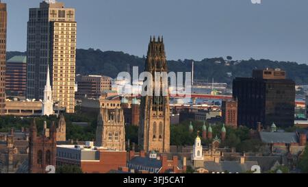 Historische Kathedrale und Harkness-Turm in New Haven, Connecticut. Luftaufnahme, Weitwinkelaufnahme. Alte Universitäts- und Innenstadtgebäude im Zentrum. Sonnenaufgangszeit Stockfoto