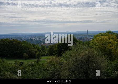 Panoramic Blick über das südliche Prag von den erhöhten Gelände der Ladronka unter einem geschichteten bewölkten Himmel. Stockfoto